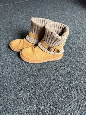 UGG Cambridge Cable Knit Sweater Boots. Chestnut. Size 7